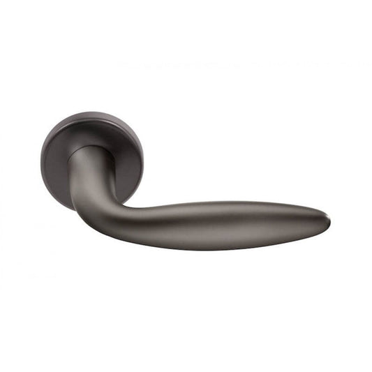 Deurklink "Dodo" op rond rozet 52mm BIOV coating + CLAQ montage systeem Black Pearl