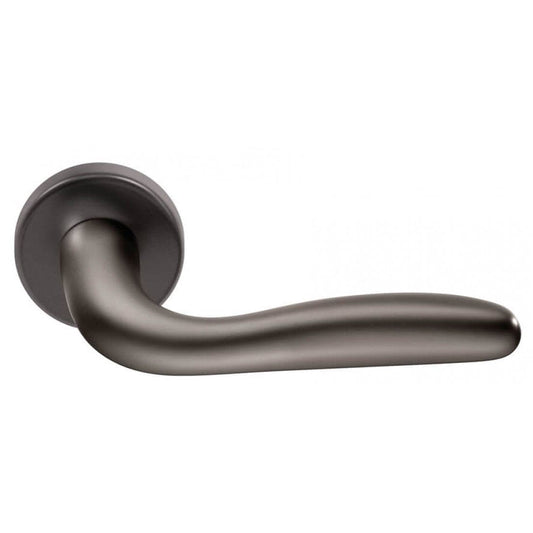 Deurklink "Geo" op rond rozet 52mm BIOV coating + CLAQ montage systeem Black Pearl